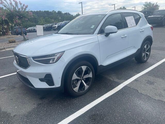 2024 Volvo XC40 B5 Plus Bright Theme