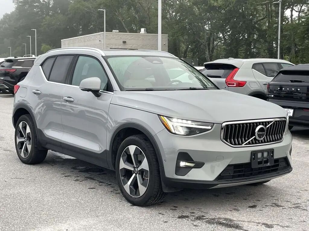 2025 Volvo XC40 B5 Plus Bright Theme — photo 1 of 13