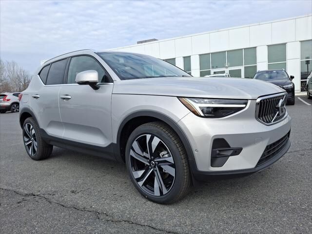 2025 Volvo XC40 B5 Ultra Bright Theme