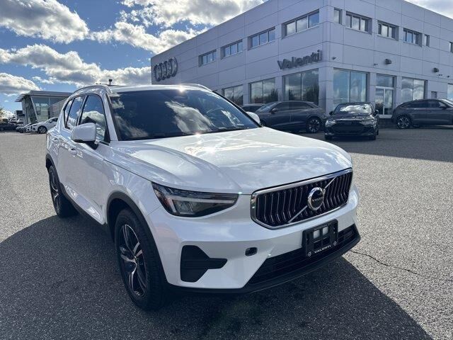 2025 Volvo XC40 B5 Core Bright Theme