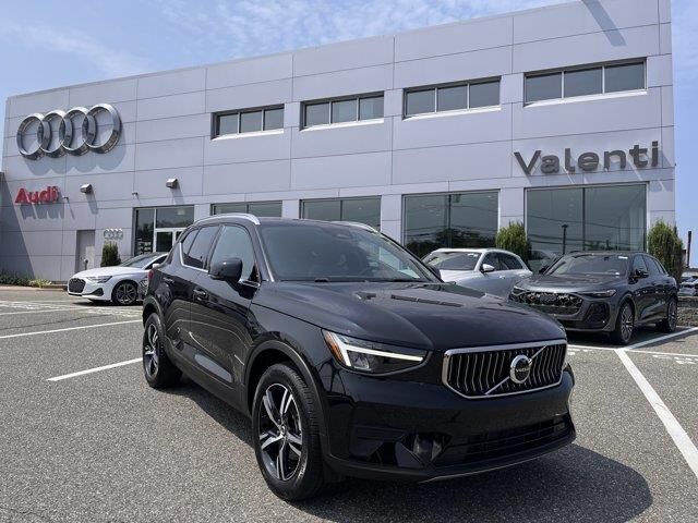 2025 Volvo XC40 B5 Core Bright Theme