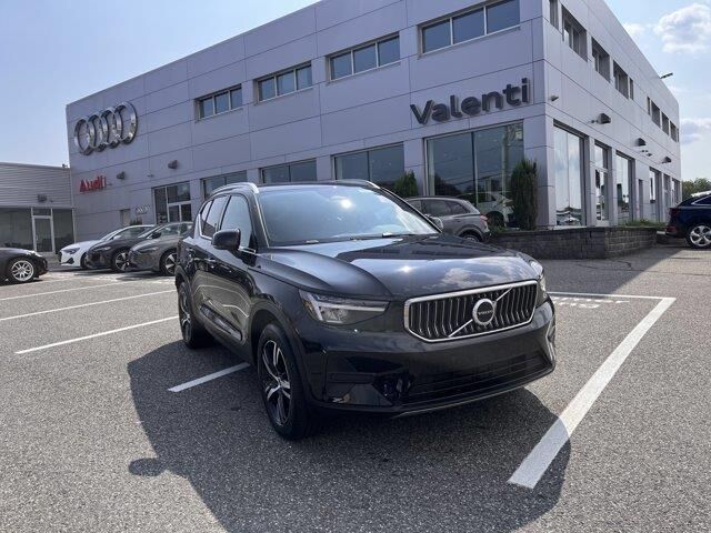 2025 Volvo XC40 B5 Core Bright Theme — photo 1 of 59