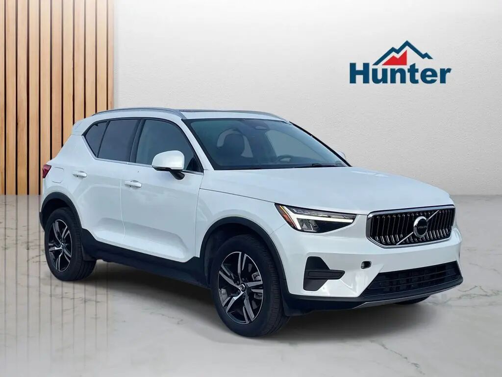 2025 Volvo XC40 B5 Core Bright Theme — photo 1 of 13