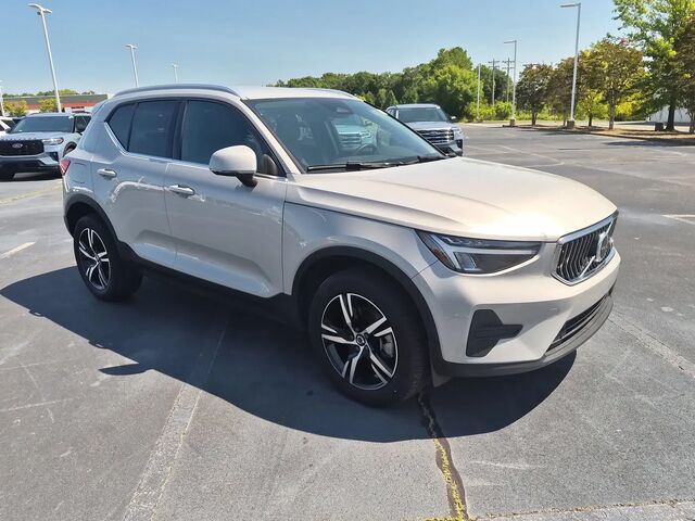 2025 Volvo XC40 B5 Core Bright Theme