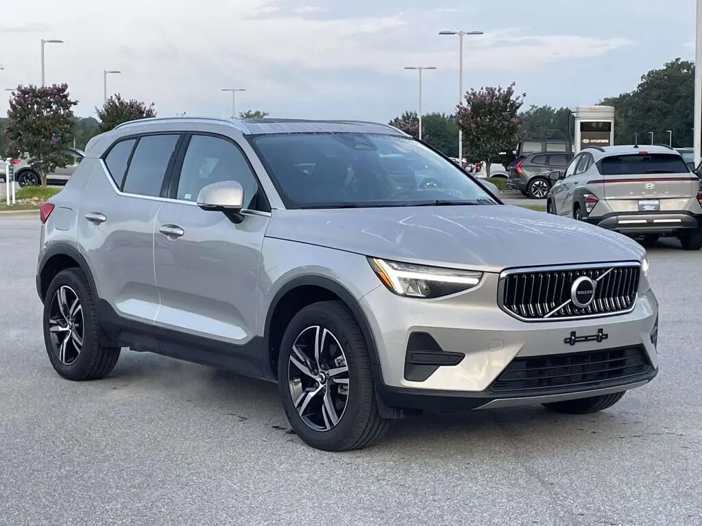 2025 Volvo XC40 B5 Core Bright Theme — photo 1 of 13