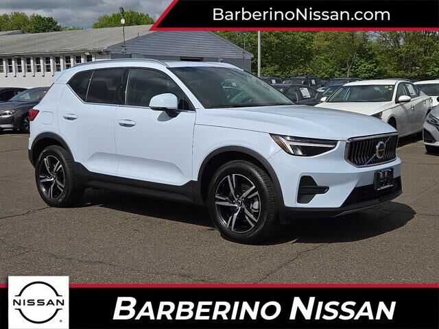2025 Volvo XC40 B5 Core Bright Theme