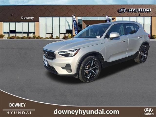 2024 Volvo XC40 B5 Core Dark Theme