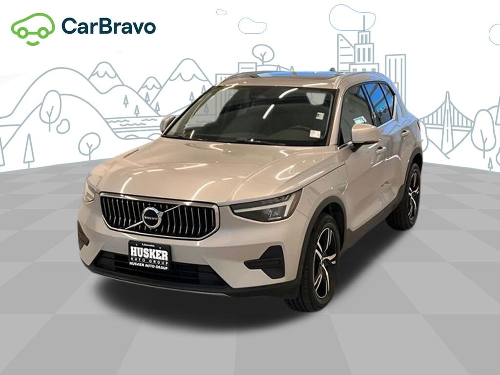 2024 Volvo XC40 B5 Core Dark Theme — photo 1 of 6