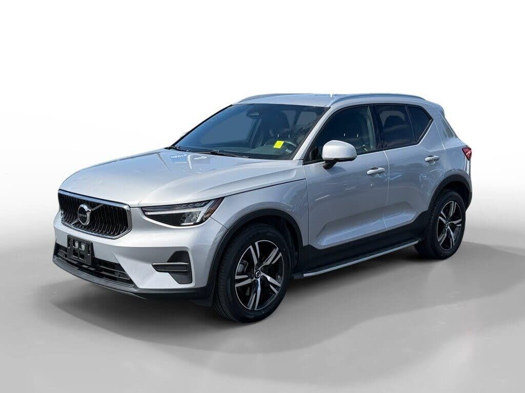 2023 Volvo XC40 B5 Core — photo 1 of 1