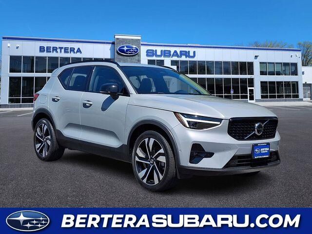 2024 Volvo XC40 B5 Plus Dark Theme — photo 1 of 26