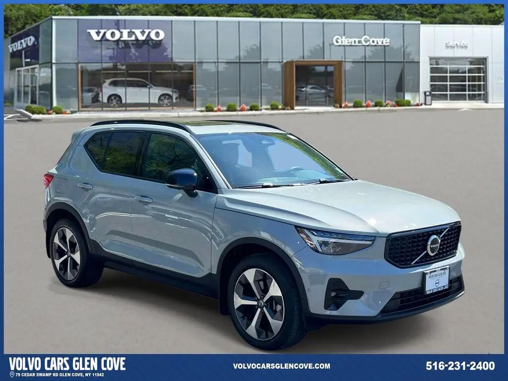 2024 Volvo XC40 B5 Plus Dark Theme — photo 1 of 39