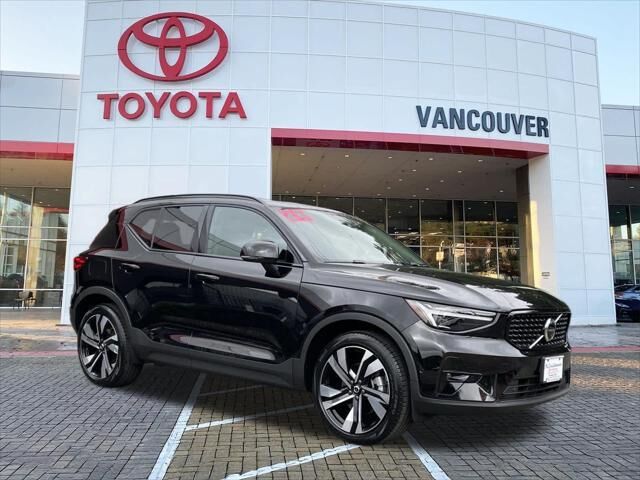 2024 Volvo XC40 B5 Plus Dark Theme