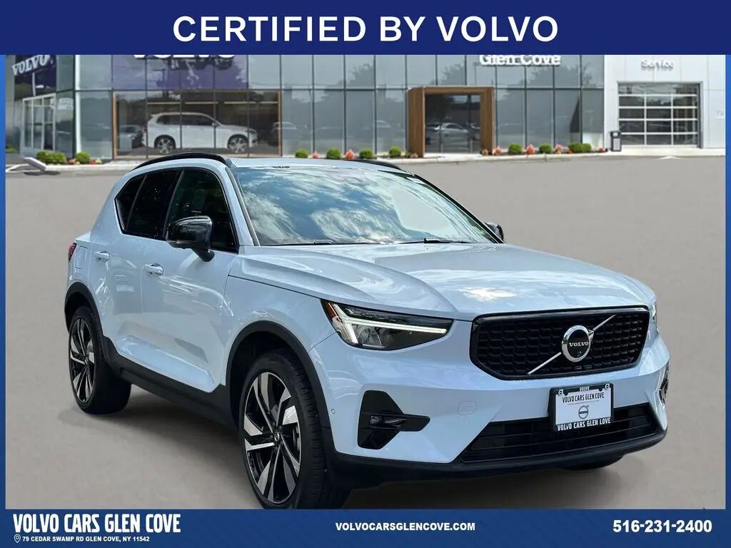 2024 Volvo XC40 B5 Plus Dark Theme — photo 1 of 74