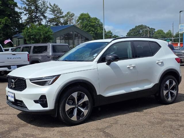 2024 Volvo XC40 B5 Plus Dark Theme
