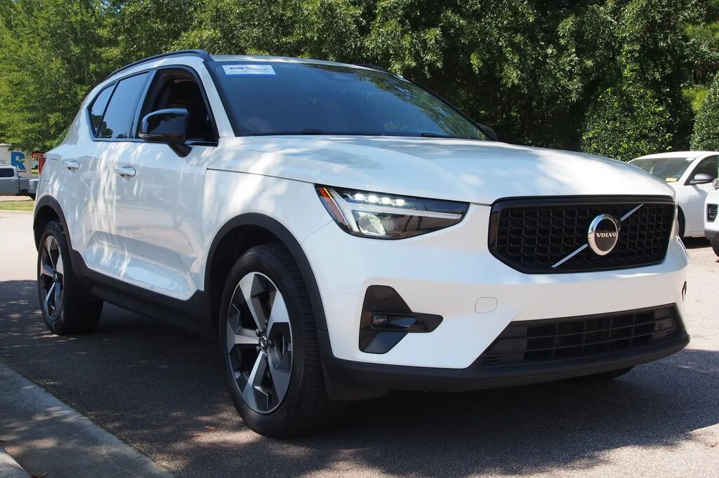 2023 Volvo XC40 B5 Plus Dark Theme — photo 1 of 26