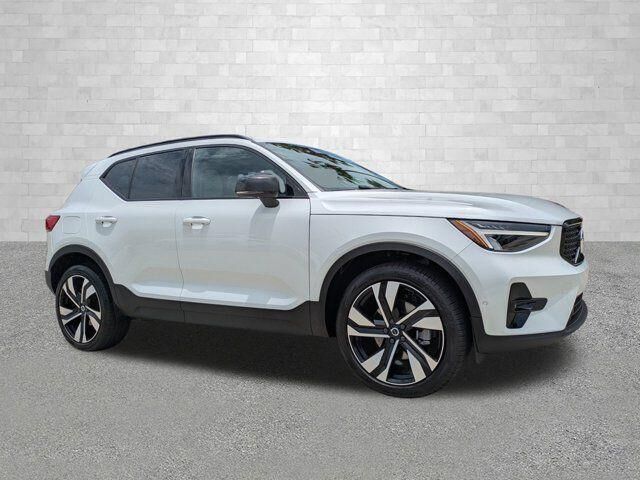 2023 Volvo XC40 B5 Plus Dark Theme