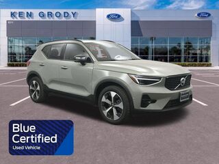 2023 Volvo XC40 B5 Ultimate Dark Theme