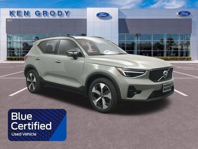 2023 Volvo XC40 B5 Ultimate Dark Theme