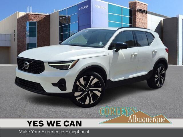 2024 Volvo XC40 B5 Ultimate Dark Theme