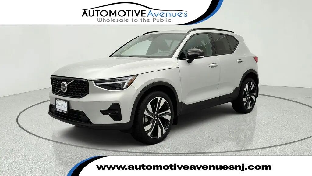 2025 Volvo XC40 B5 Ultra Dark Theme — photo 1 of 26