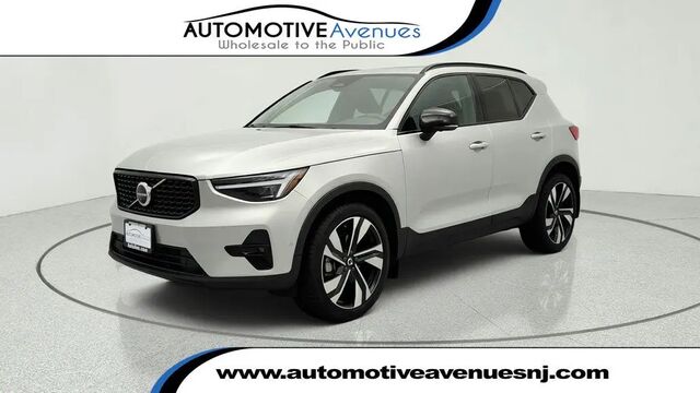 2025 Volvo XC40 B5 Ultra Dark Theme