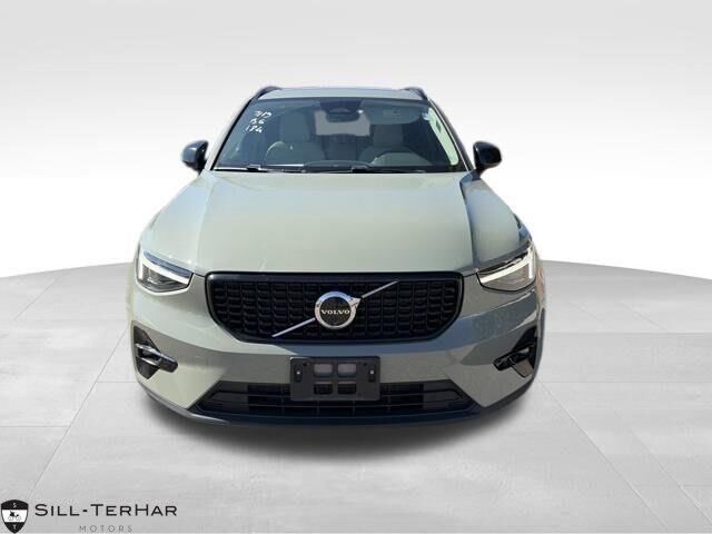 2025 Volvo XC40 B5 Ultra Dark Theme