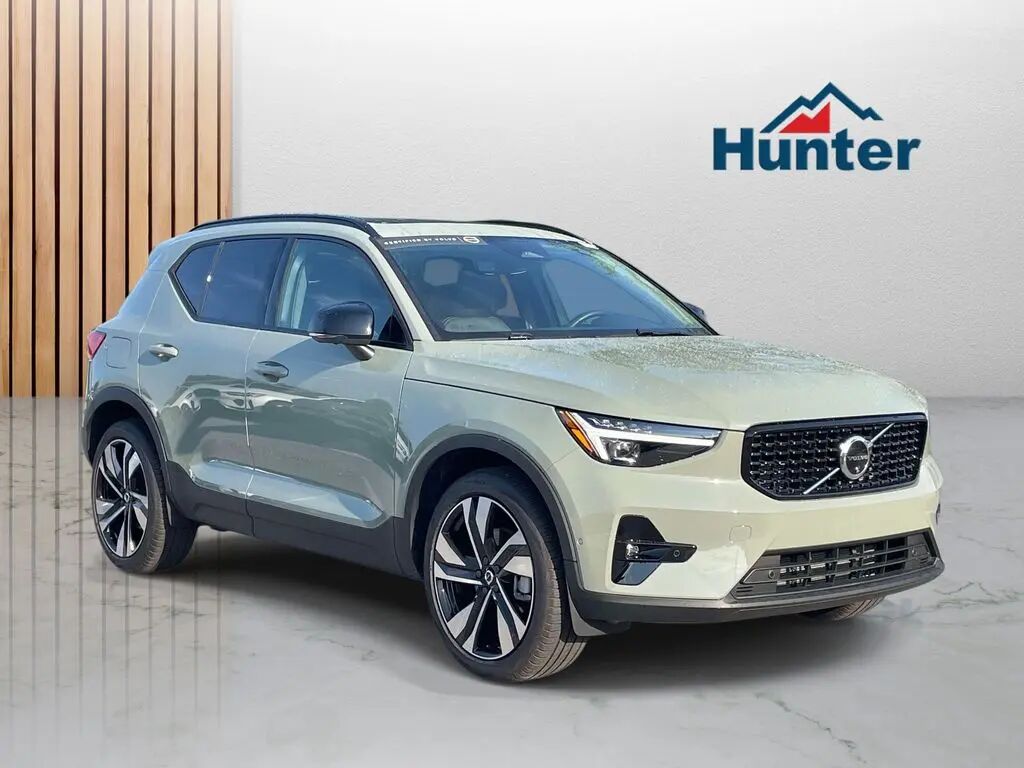 2025 Volvo XC40 B5 Ultra Dark Theme — photo 1 of 13