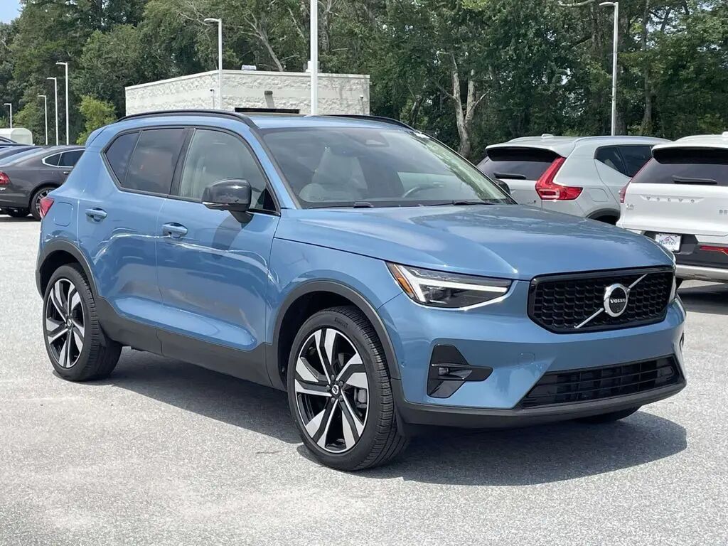 2025 Volvo XC40 B5 Ultra Dark Theme — photo 1 of 16