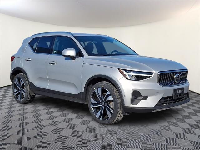 2023 Volvo XC40 B5 Plus Bright Theme