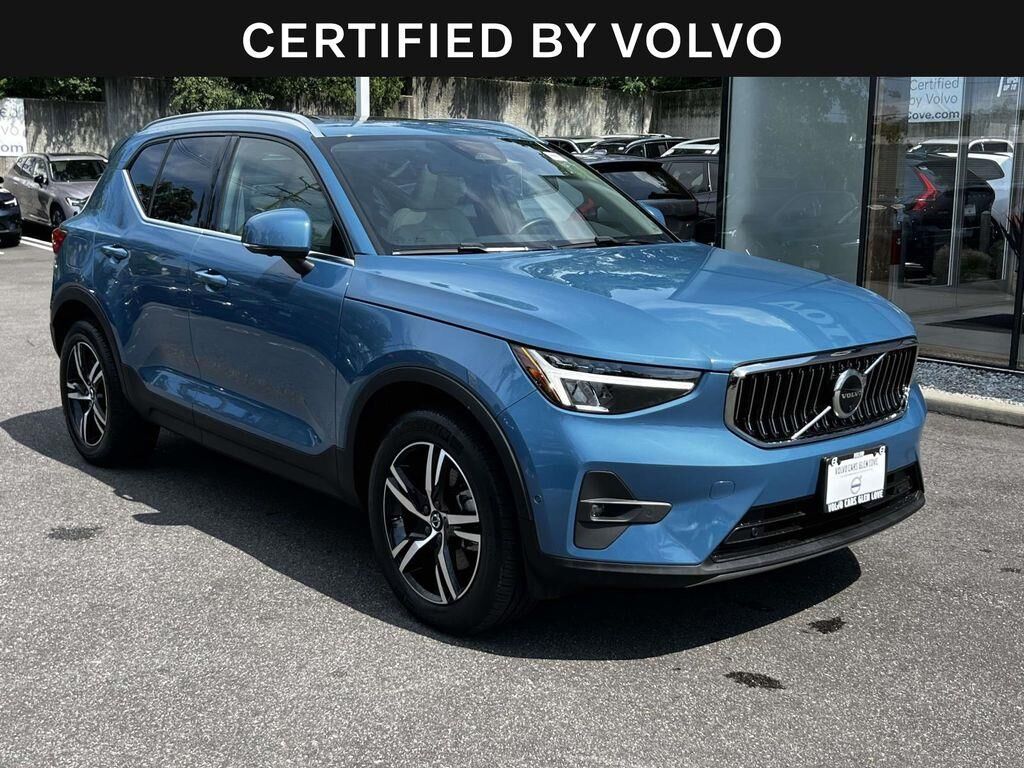 2023 Volvo XC40 B5 Plus Bright Theme — photo 1 of 13