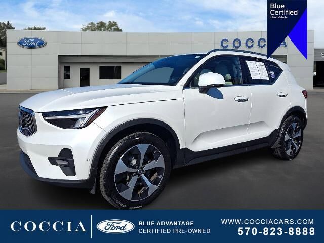 2023 Volvo XC40 B5 Plus Bright Theme