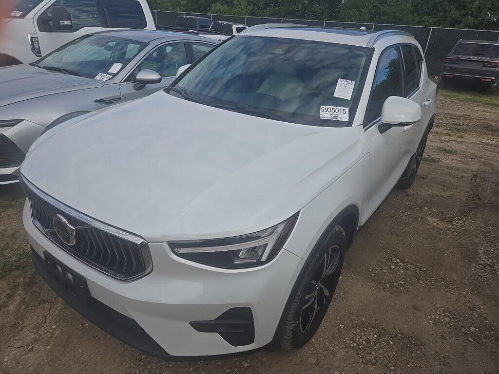 2023 Volvo XC40 B5 Plus Bright Theme — photo 1 of 1