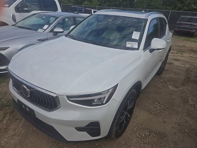 2023 Volvo XC40 B5 Plus Bright Theme