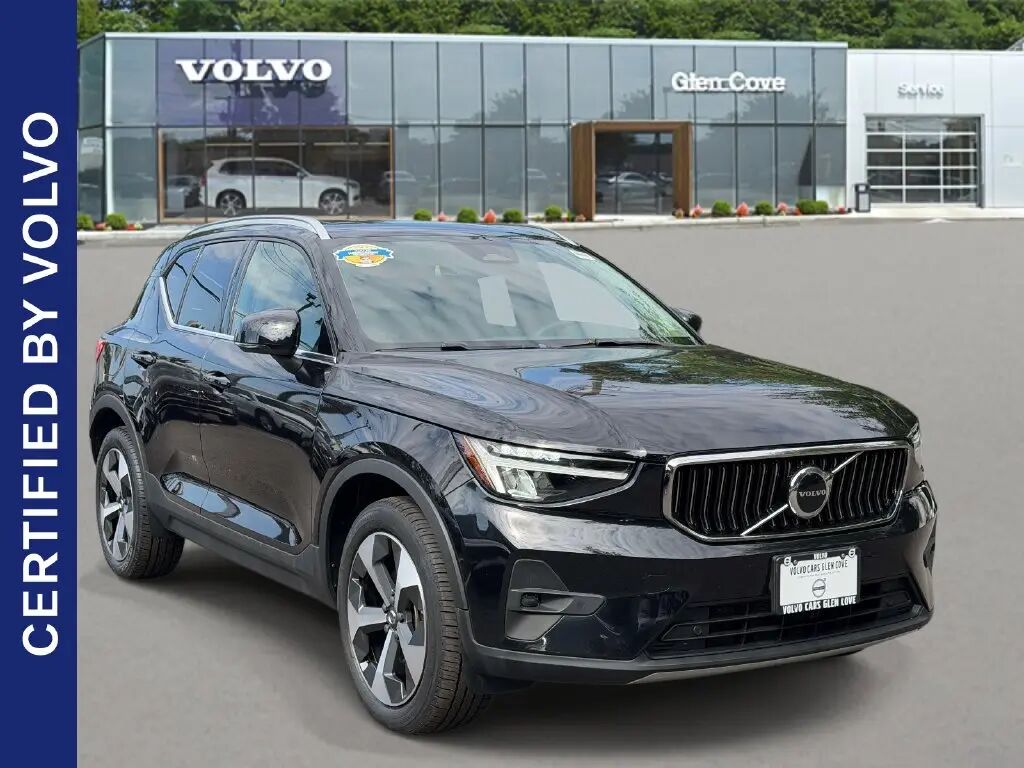 2023 Volvo XC40 B5 Plus Bright Theme — photo 1 of 13