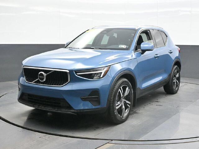 2023 Volvo XC40 B5 Core — photo 1 of 13