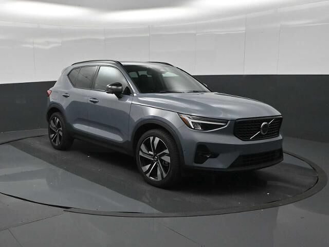2023 Volvo XC40 B5 Plus Dark Theme