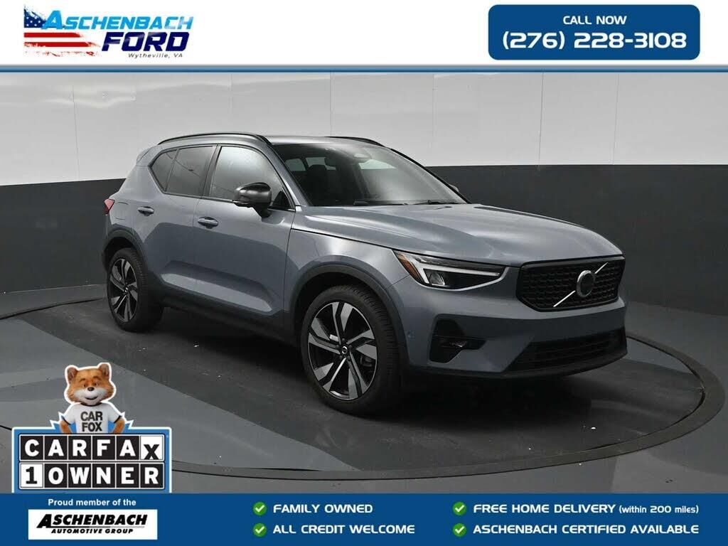 2023 Volvo XC40 B5 Plus Dark Theme — photo 1 of 14