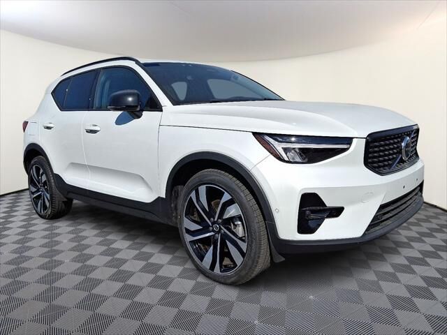 2023 Volvo XC40 B5 Plus Dark Theme — photo 1 of 13