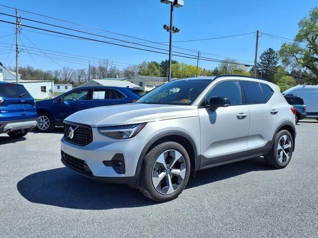 2023 Volvo XC40 B5 Plus Dark Theme — photo 1 of 12