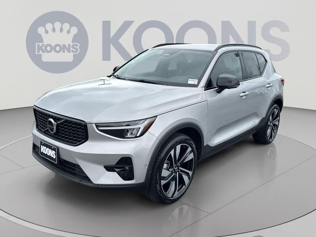 2023 Volvo XC40 B5 Plus Dark Theme — photo 1 of 1