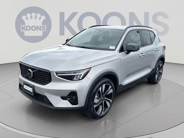 2023 Volvo XC40 B5 Plus Dark Theme