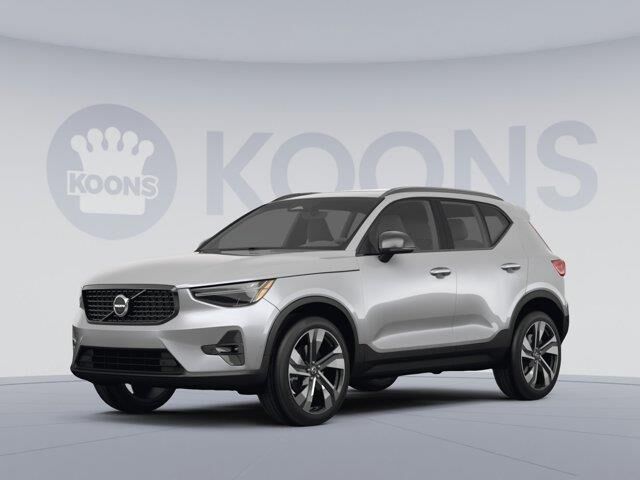 2023 Volvo XC40 B5 Plus Dark Theme — photo 1 of 13