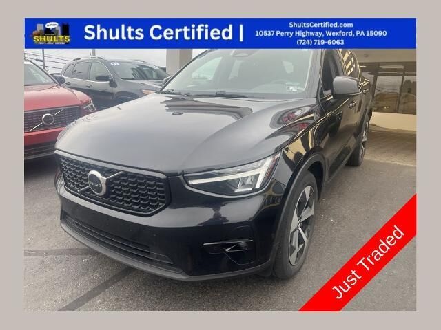 2023 Volvo XC40 B5 Plus Dark Theme