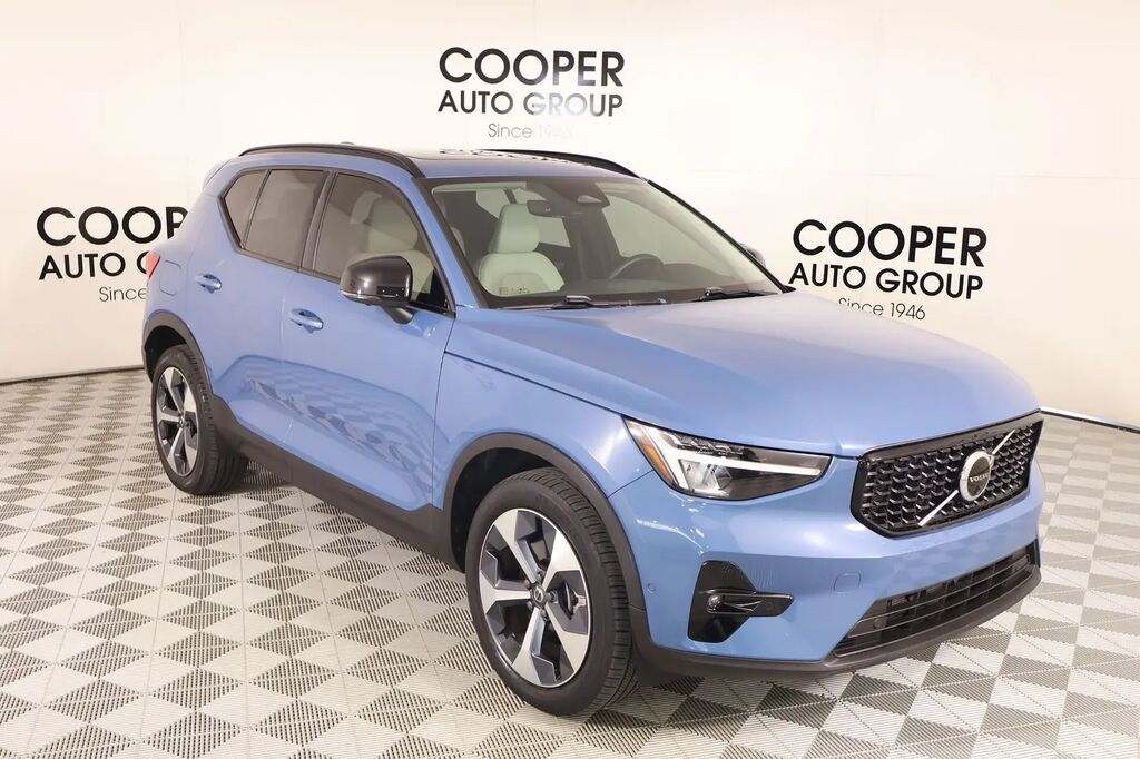 2023 Volvo XC40 B5 Plus Dark Theme — photo 1 of 26