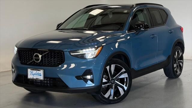 2023 Volvo XC40 B5 Plus Dark Theme — photo 1 of 11