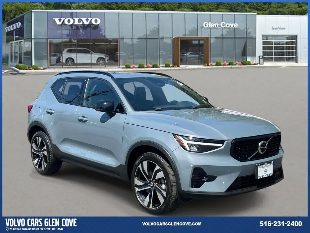 2023 Volvo XC40 B5 Plus Dark Theme — photo 1 of 13