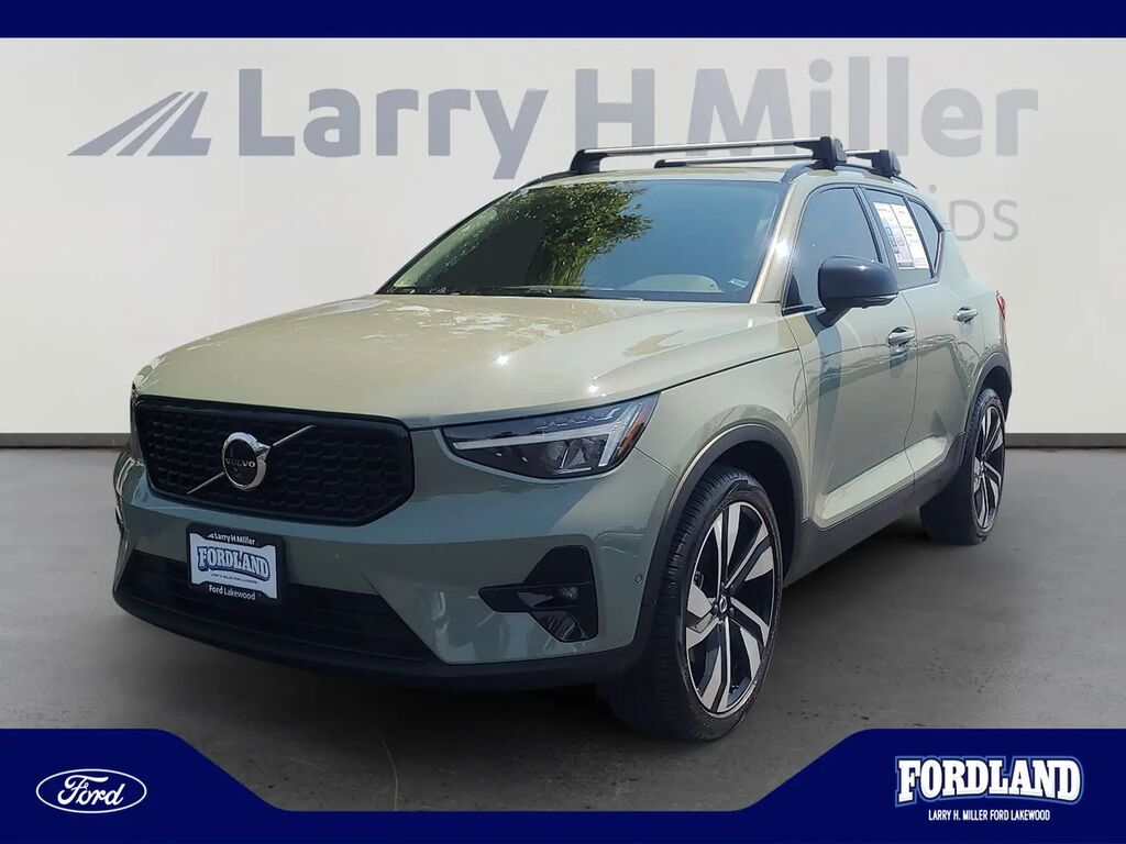 2023 Volvo XC40 B5 Ultimate Dark Theme — photo 1 of 13