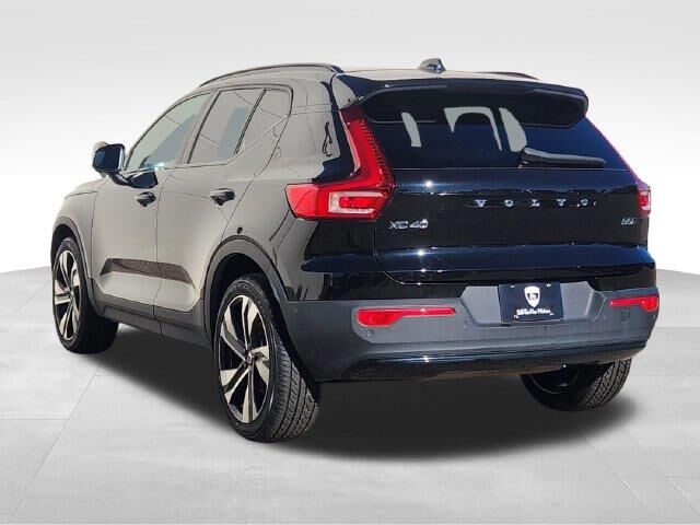 2023 Volvo XC40 B5 Ultimate Dark Theme