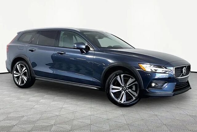 2025 Volvo V60 Cross Country B5 Plus