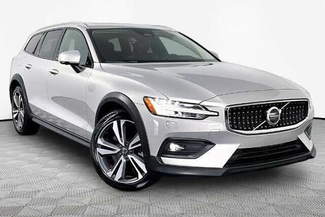2025 Volvo V60 Cross Country B5 Plus — photo 1 of 39